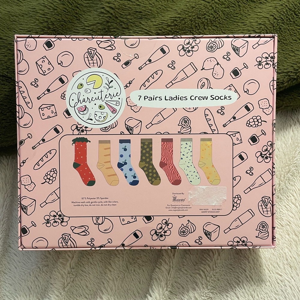 NWT Charcuterie board box of 7 Pair Of Women's Socks Size 4-10 - Picture 6 of 6